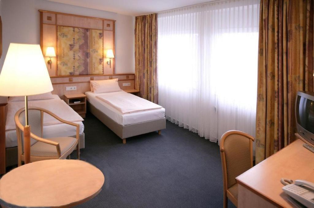 Hotel Wetterau - Self-Check-In Wölfersheim Esterno foto